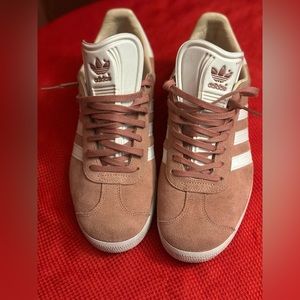 ADIDAS GAZELLE VAPOR PINK WHITE GOLD SNEAKERS WOMENS SIZE 9 and a half.